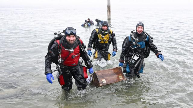 Tradition: Taucher jagen Schatzkiste im Bodensee