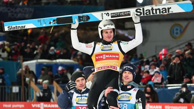 Skispringen: Ein Glas Bier: Domen Prevc folgt Bruder als Tournee-Champion