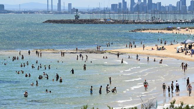 Fotografie: Auf der anderen Seite der Welt ist Sommer: Menschen baden an einem Strand in Australien.