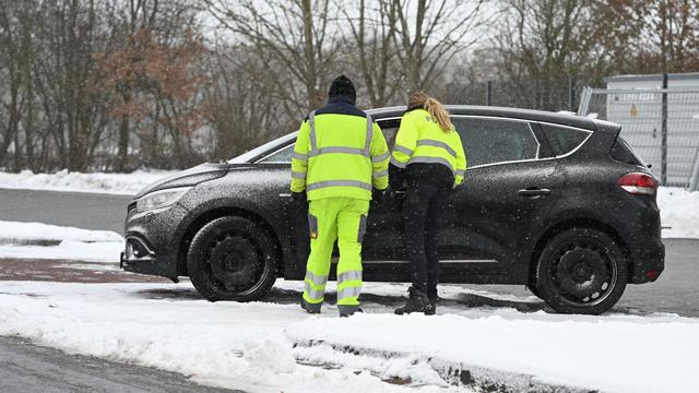 Lebloser Körper im Auto: Passant entdeckt Leiche im Auto auf Rastplatz
