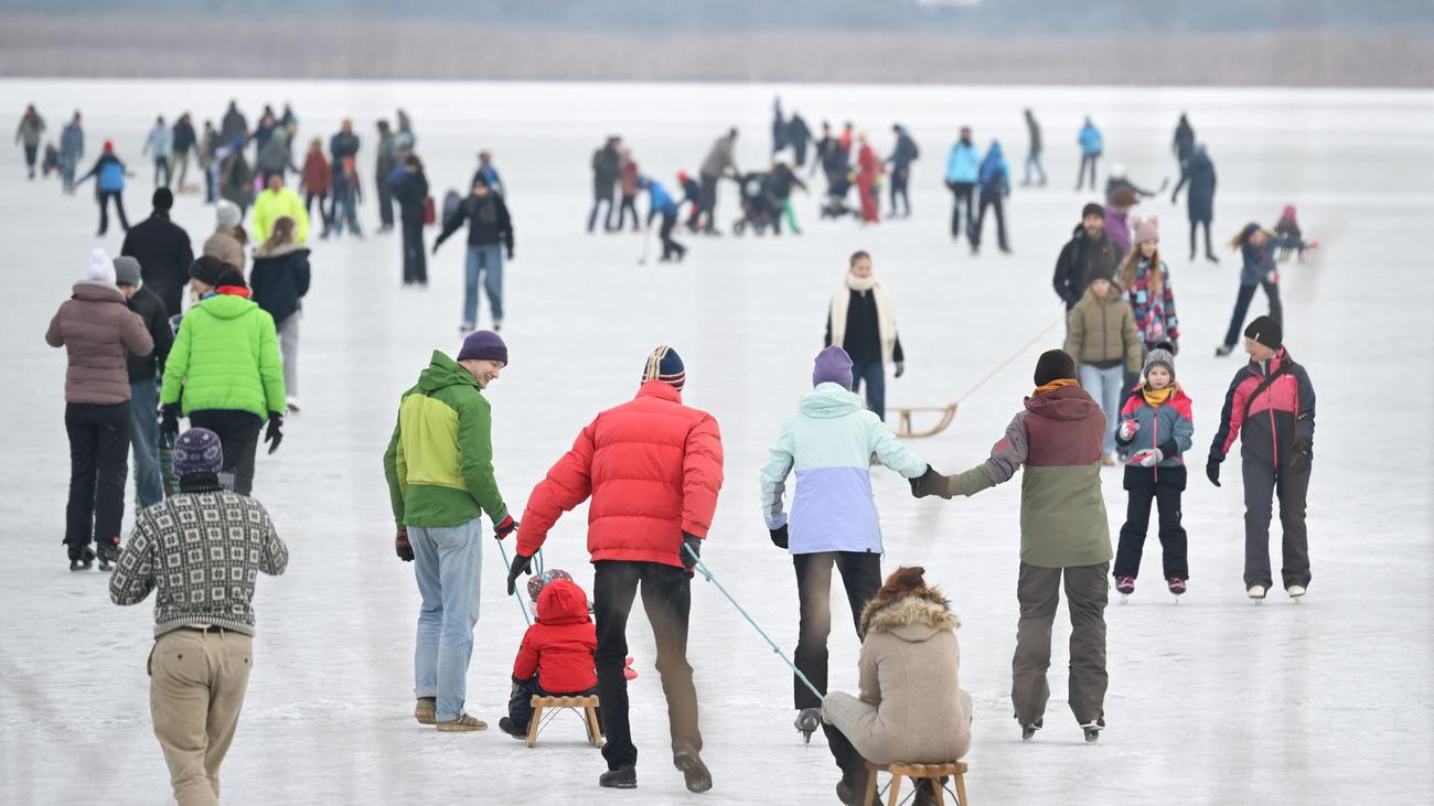 Zugefrorener Gnadensee: Retter bricht am Bodensee ins Eis ein