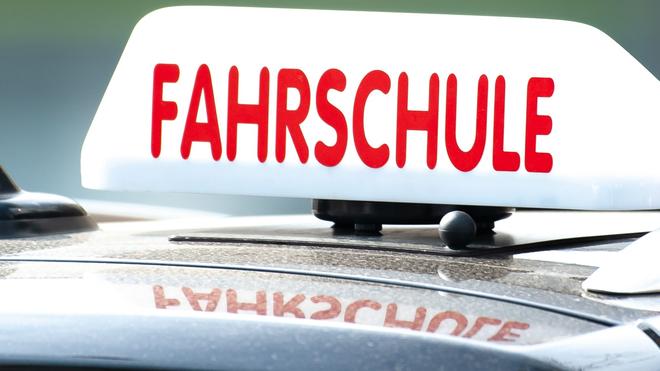 Führerschein: In Thüringen hat der Anteil an Fahrlehrerinnen im vergangenen Jahr einen neuen Höchststand erreicht. (Symbolbild)