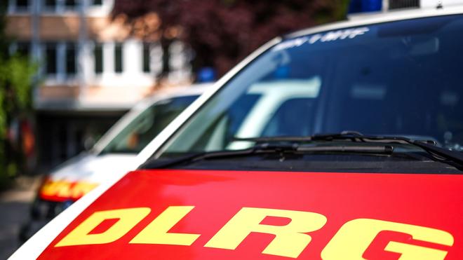 Glätteunfall: Taucher des DLRG halfen bei der Bergung des Wagens. (Symbolbild)