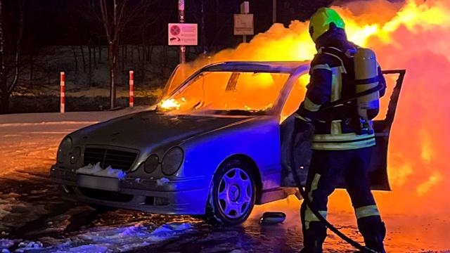 Teurer Leichtsinn: Beim Tanken geraucht - Auto brennt aus