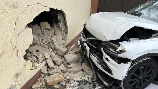 Unfälle: Betrunkene Autofahrer kracht in Fassade