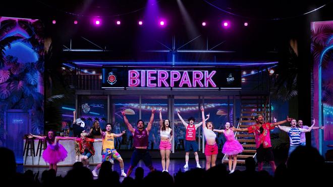 Unterhaltung: Der Partytempel im Musical «Malle Olé» heißt «Bierpark» - bei Mallorca-Fans dürfte der Name Erinnerungen wecken.