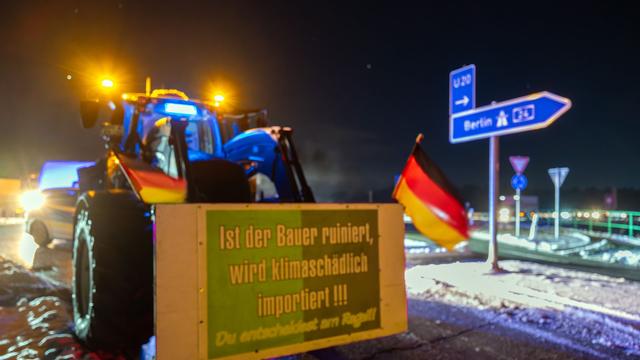 Bauern-Protest in Brandenburg: Elf Straßenblockaden mit Traktoren