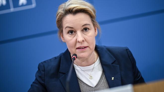 Umstrittenes Verhalten: Franziska Giffey (SPD), Senatorin für Wirtschaft, Energie und Betriebe, spricht bei einem Pressebriefing. (Archivbild)