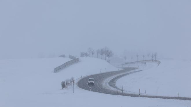 Am Freitag: Der Deutsche Wetterdienst rechnet am Freitag mit Glätte und Schnee in weiten Teilen Bayerns.