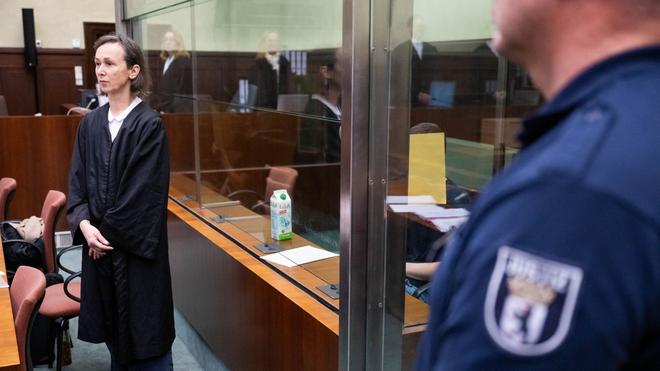 Terrorismus: Der angeklagte mutmaßliche IS-Unterstützer verfolgt die Verhandlung im Gerichtssaal hinter einer Glasscheibe.