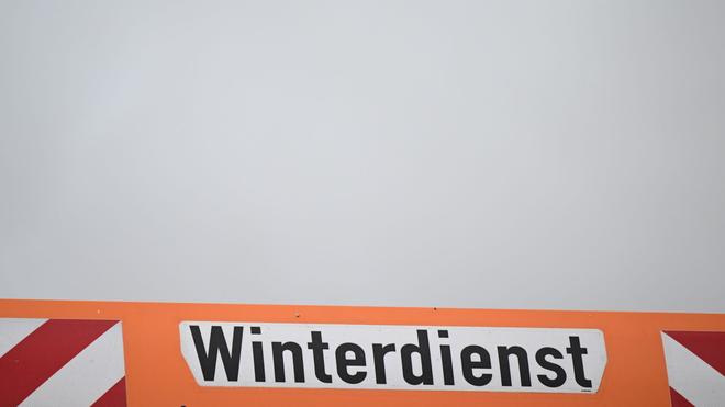 Probleme für Winterdienst: Ein Winterdienst-Fahrzeug - solche Fahrzeuge sind in Leopoldshöhe wohl nicht mehr allzu voll beladen. (Symbolbild)