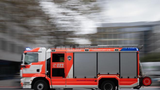 Autobahn gesperrt: Die Feuerwehr hat einen brennenden Lkw auf der A4 gelöscht. (Symbolbild)