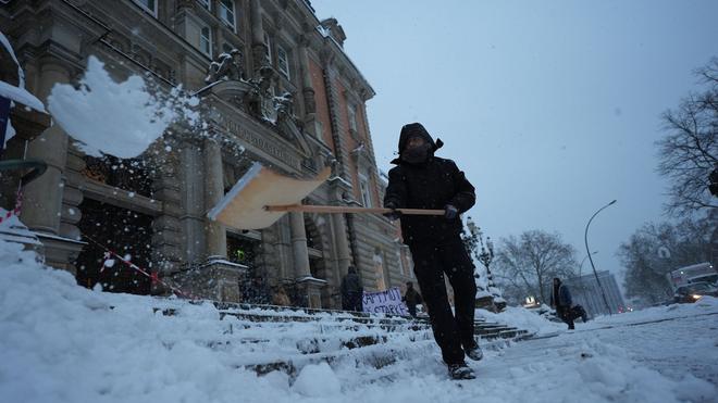Winter in Norddeutschland: Wo viel Eis und Schnee liegt, kann man auch schneller ausrutschen.