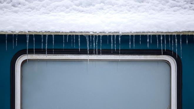 Es wird überall frieren: Eiszapfen an einem alten Eisenbahnwaggon in der Eifel - ähnlich viele Eiszapfen dürften am Wochenende vielerorts in NRW zu sehen sein.