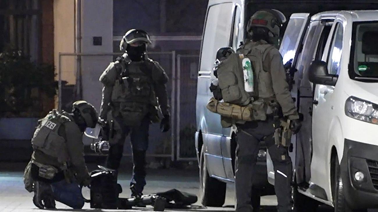 Scharfe Waffen: Polizei findet drei scharfe Waffen in Auto - SEK-Einsatz