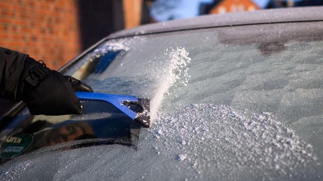 Winterwetter: Vereiste Scheiben können die Sicht einschränken - das kann im Verkehr gefährlich werden. (Archivbild)