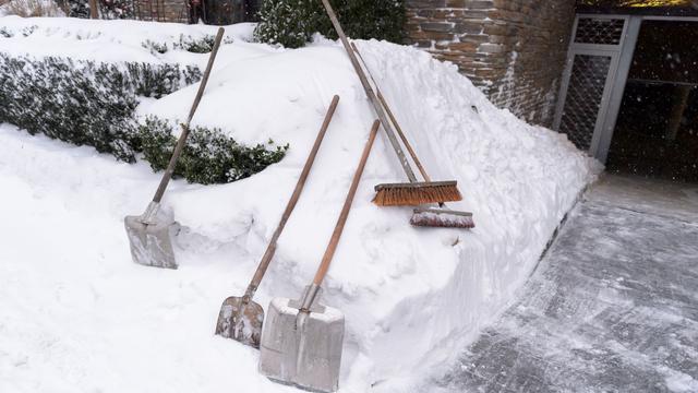 Wetter und Gesundheit: Schneeschaufeln bei Kälte kann das Herz belasten