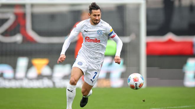 2. Fußball-Bundesliga: Geht bei Holstein Kiel weiter voran: Kapitän Steven Skrzybski verlängerte den Vertrag bis 2027 (Archivbild).