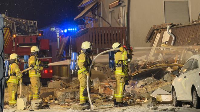 Großeinsatz nach Explosion: Am frühen Morgen wurden die Einsatzkräfte zu dem Haus gerufen.