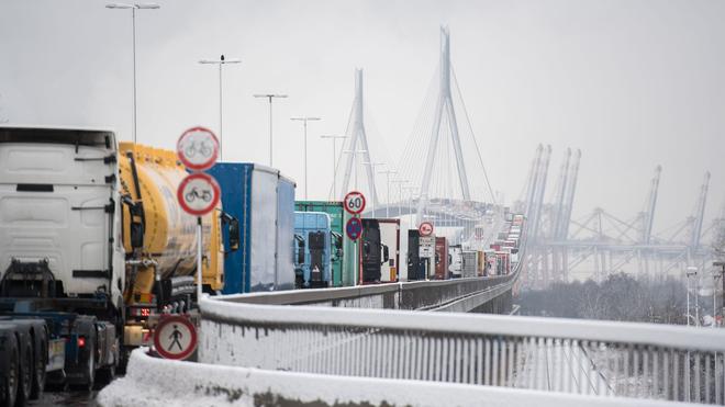 Wetter und Verkehr: Die Köhlbrandbrücke ist wegen starken Schneefalls zunächst gesperrt. (Archivbild)