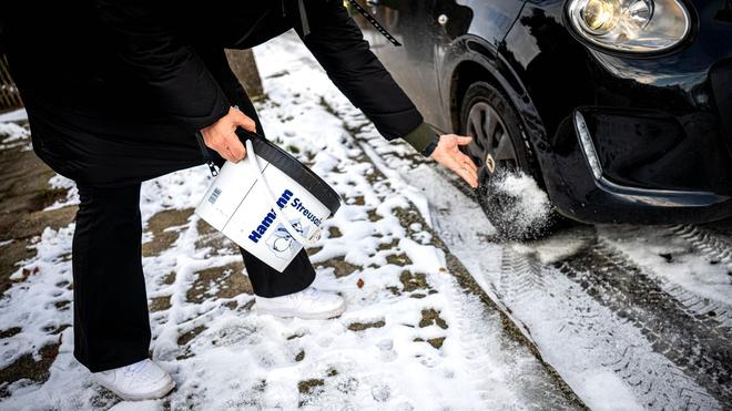 Winterwetter: Nach dem vorübergehenden Ende des Streusalzverbots in Hamburg ist die Nachfrage nach Taumitteln in den großen Hamburger Baumarktketten groß. (Symbolfoto)