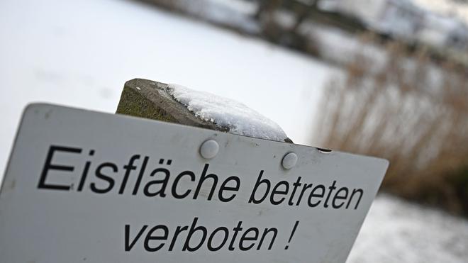 Lebensgefahr: Auf den Eisflächen an den Talsperren bestehe Lebensgefahr, warnte der Wasserverband Siegen-Wittgenstein. (Symbolbild)