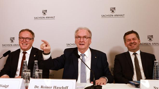 Neuer Ministerpräsident?: Thüringens Ministerpräsident Mario Voigt (links, alle CDU) mit Partei- und Amtskollegen Reiner Haseloff (Mitte): Sven Schulze (rechts) könnte neuer Regierungschef in Sachsen-Anhalt werden.