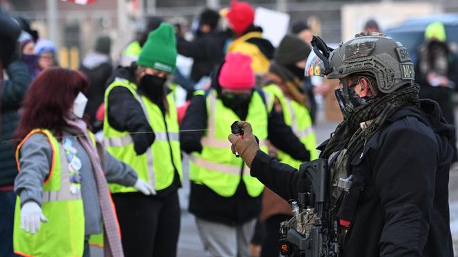 Minneapolis: Protestierende stehen einen Tag nach dem Vorfall ICE-Beamten in Minneapolis gegenüber.