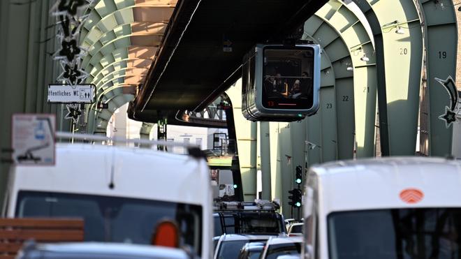 Jubiläum für Verkehrsmittel: Wuppertal feiert in diesem Jahr das Jubiläum 125 Jahre Schwebebahn. (Archivbild)