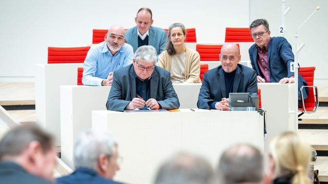 Nach Bruch der Koalition: Brandenburgs Landtag gegen Neuwahl - BSW stimmt mit AfD