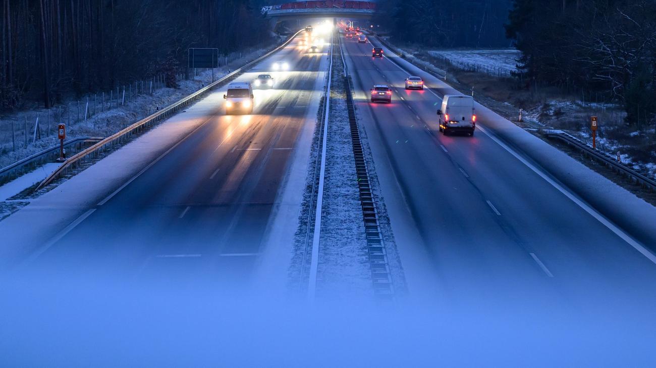 Bei Bremerhaven: Eisblöcke von Autobahnbrücke geworfen