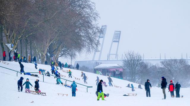 Fußball-Bundesliga: "Erhebliche Glätte": Bundesliga-Spiel in Bremen fällt aus