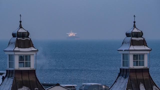 Schattenflotte: Hohe Wellen erwartet - Tanker vor Rügen laut Minister sicher