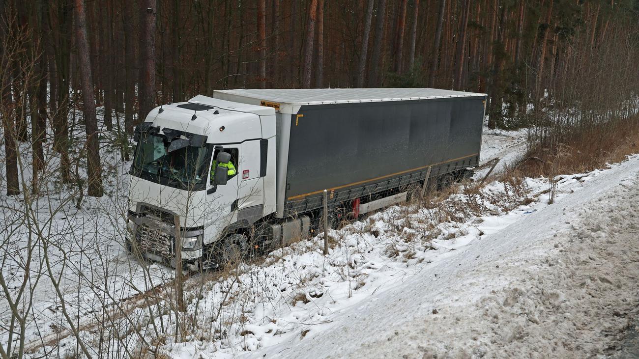 Verkehrsunfall: Lastwagen rutscht von A19 – Halbseitige Sperrung dauert an