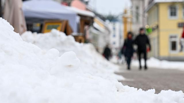 Schnee auf den Dächern: Schneelast legt Sporthallen in Niedersachsen lahm