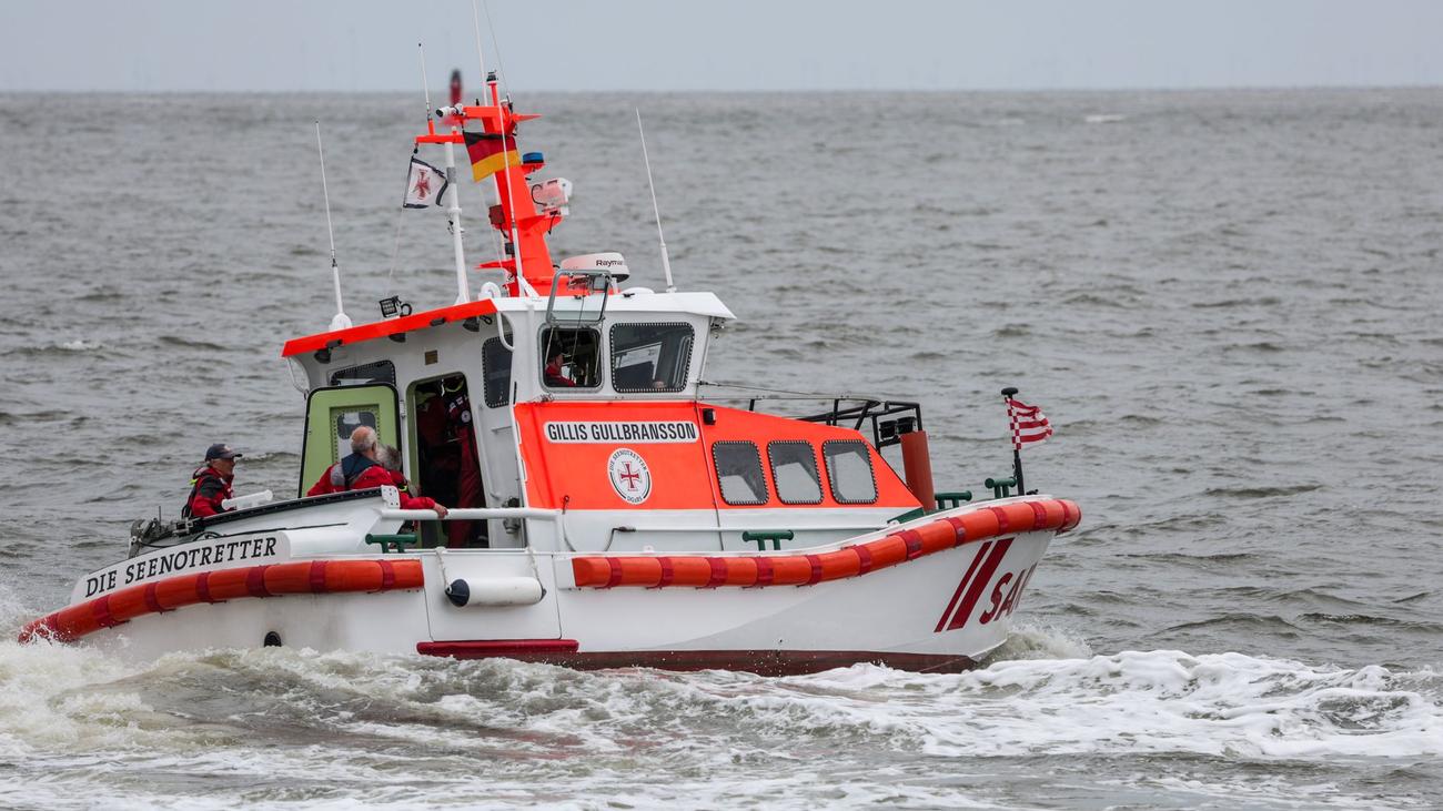 Mitten im Schneesturm: Seenotretter bringen Patienten von Spiekeroog an Land