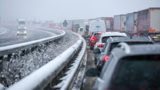 Autofahrt im Winter: Snacks und Decken ins Auto: Tipps für Winter-Fahrten