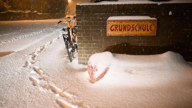 Schule: Das Wetter in Niedersachsen und Bremen ist so heftig, dass die Schule ausfällt.