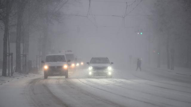 Unfälle: Zahlreiche Unfälle auf schneeglatten Straßen im Raum Dresden