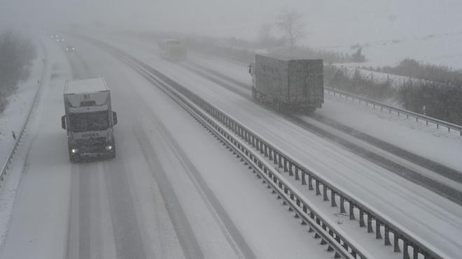 Wetter: Auf der Autobahn 7 musste der Schnee geräumt werden. (Symbolbild)
