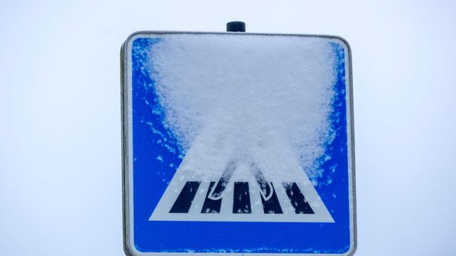 Unfälle: Eine Dreijährige ist an einem Zebrastreifen im Sauerland von einem Auto erfasst worden. (Symbolbild)