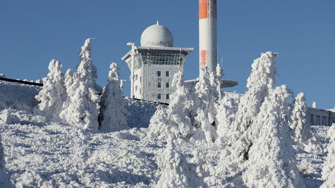 Wetter: Am Samstag wanderten bei Sonnenschein wieder einige Besucher auf den höchsten Gipfel Norddeutschlands. (Archivbild)