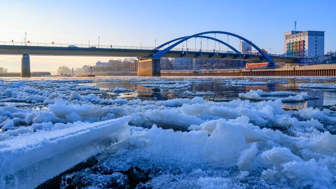 Hochwasserschutz: Auf der Oder hat sich bereits Eis gebildet. (Archivbild)