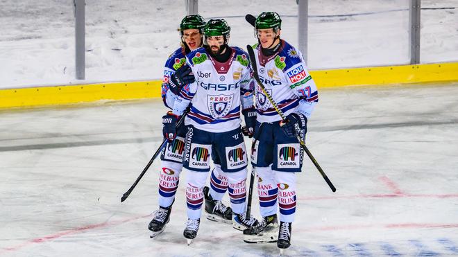 Deutsche Eishockey Liga: Angreifer Liam Kirk (M.) erzielte den Siegtreffer der Eisbären Berlin im Winter Game der DEL gegen die Dresdner Eislöwen.