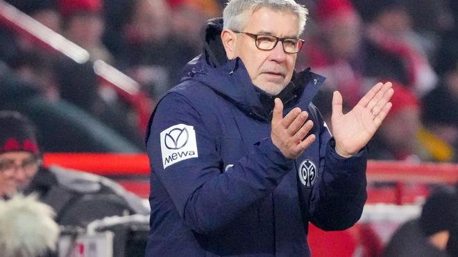 Fußball-Bundesliga: Mainz-Trainer Urs Fischer klatscht in die Hände.