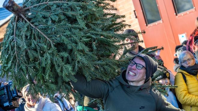Kurioser Wettkampf: Die Weihnachtsbäume werden in Cottbus möglichst weit geworfen.
