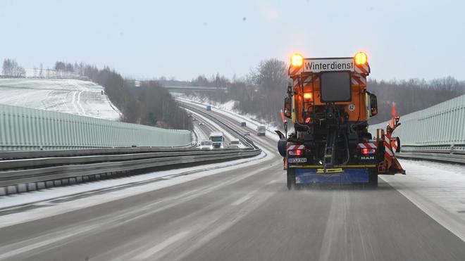 Verkehr: Lkw blockieren Straßen in Sachsen – Winterwetter erschwert Verkehr. (Archivbild)
