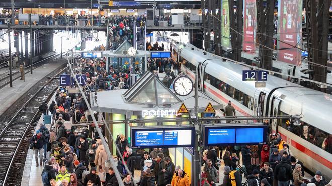 Stimmung am Hauptbahnhof: Viele Menschen sind nach dem Sturm «Elli» am Hamburger Hauptbahnhof gestrandet.