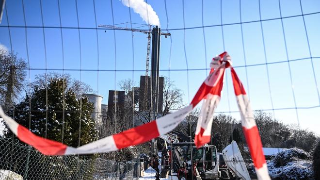 Anschlag: Nach dem Brandanschlag sichert nun eine zweite provisorische Leitung die Stromversorgung im Berliner Südwesten ab. (Archivbild)