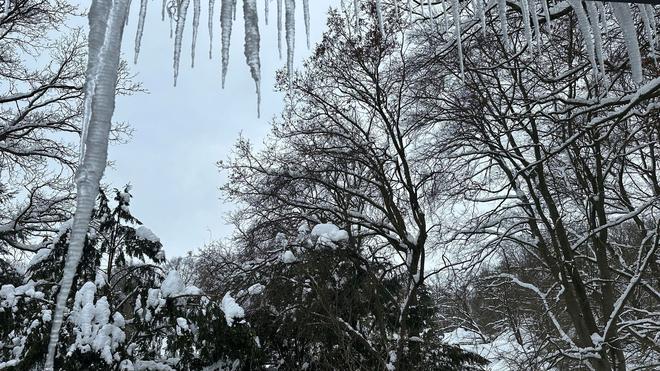 Wetter: Diese gefrorenen Zapfen können für Passanten eine große Gefahr darstellen.